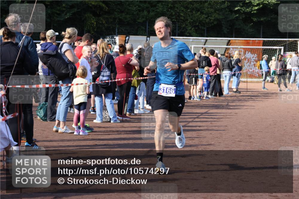 27.09.2026 - 35. Volkslauf durch das schöne Alstertal Strokosch-Dieckow http://msf.ph/oto/10574297 27.09.2026 11:20:25 Ziel 3166, 3306, 3380 meine-sportfotos.de
