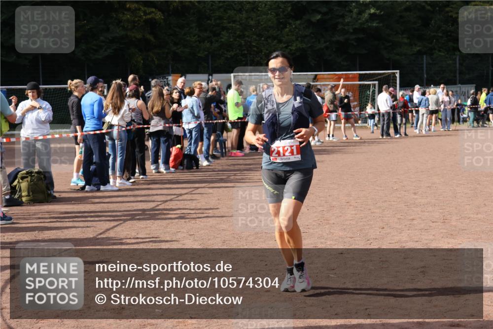 27.09.2026 - 35. Volkslauf durch das schöne Alstertal Strokosch-Dieckow http://msf.ph/oto/10574304 27.09.2026 12:27:42 Ziel 2121 meine-sportfotos.de