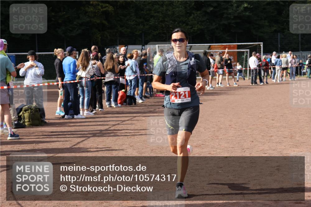 27.09.2026 - 35. Volkslauf durch das schöne Alstertal Strokosch-Dieckow http://msf.ph/oto/10574317 27.09.2026 12:27:43 Ziel 2121 meine-sportfotos.de