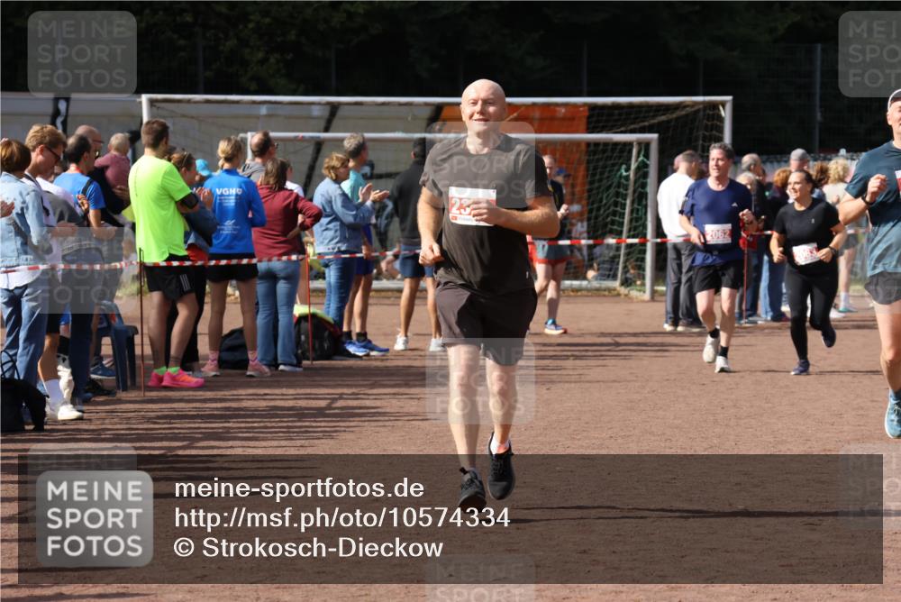 27.09.2026 - 35. Volkslauf durch das schöne Alstertal Strokosch-Dieckow http://msf.ph/oto/10574334 27.09.2026 12:28:10 Ziel 2018, 2062, 2063, 2258, 2302 meine-sportfotos.de