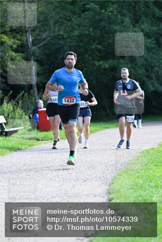 27.09.2026 - 35. Volkslauf durch das schöne Alstertal Dr. Thomas Lammeyer http://msf.ph/oto/10574339 27.09.2026 11:32:18 Laufen 310, 1432, 104, 3963 meine-sportfotos.de