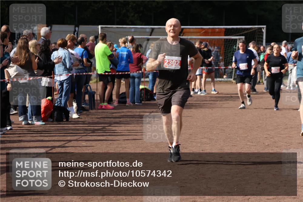 27.09.2026 - 35. Volkslauf durch das schöne Alstertal Strokosch-Dieckow http://msf.ph/oto/10574342 27.09.2026 12:28:11 Ziel 2018, 2062, 2063, 2258, 2302 meine-sportfotos.de