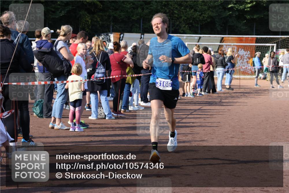 27.09.2026 - 35. Volkslauf durch das schöne Alstertal Strokosch-Dieckow http://msf.ph/oto/10574346 27.09.2026 11:20:25 Ziel 3166, 3306, 3380 meine-sportfotos.de
