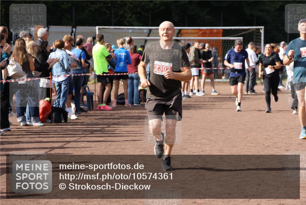 27.09.2026 - 35. Volkslauf durch das schöne Alstertal Strokosch-Dieckow http://msf.ph/oto/10574361 27.09.2026 12:28:11 Ziel 2018, 2062, 2063, 2258, 2302 meine-sportfotos.de