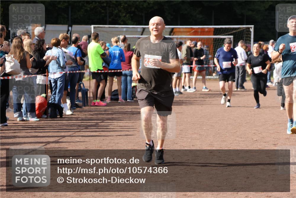 27.09.2026 - 35. Volkslauf durch das schöne Alstertal Strokosch-Dieckow http://msf.ph/oto/10574366 27.09.2026 12:28:11 Ziel 2018, 2062, 2063, 2258, 2302 meine-sportfotos.de