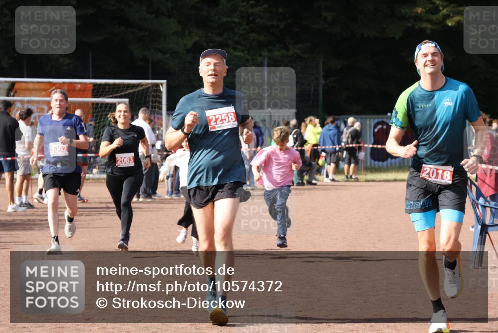 27.09.2026 - 35. Volkslauf durch das schöne Alstertal Strokosch-Dieckow http://msf.ph/oto/10574372 27.09.2026 12:28:13 Ziel 2018, 2062, 2063, 2258, 2302 meine-sportfotos.de