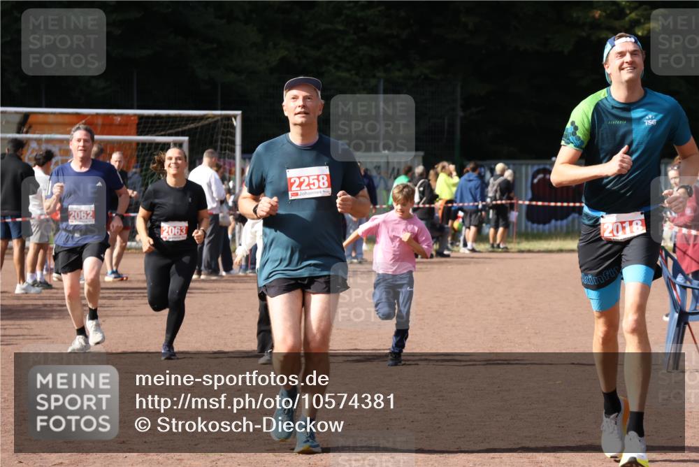 27.09.2026 - 35. Volkslauf durch das schöne Alstertal Strokosch-Dieckow http://msf.ph/oto/10574381 27.09.2026 12:28:13 Ziel 2018, 2062, 2063, 2258, 2302 meine-sportfotos.de
