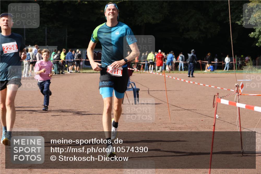 27.09.2026 - 35. Volkslauf durch das schöne Alstertal Strokosch-Dieckow http://msf.ph/oto/10574390 27.09.2026 12:28:14 Ziel 2018, 2062, 2063, 2258, 2302 meine-sportfotos.de