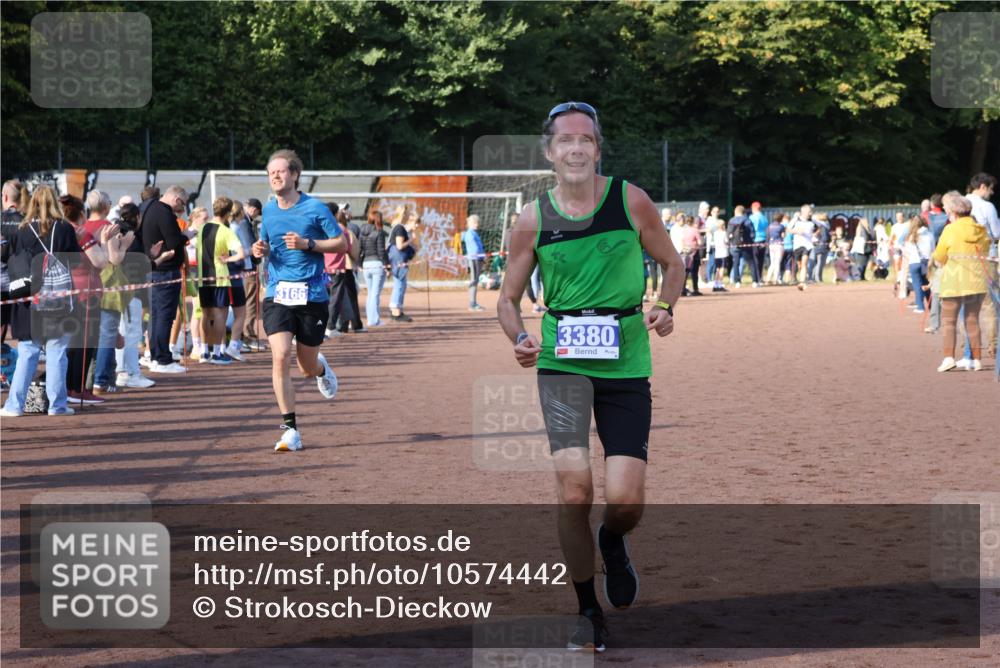 27.09.2026 - 35. Volkslauf durch das schöne Alstertal Strokosch-Dieckow http://msf.ph/oto/10574442 27.09.2026 11:20:23 Ziel 3166, 3306, 3380 meine-sportfotos.de