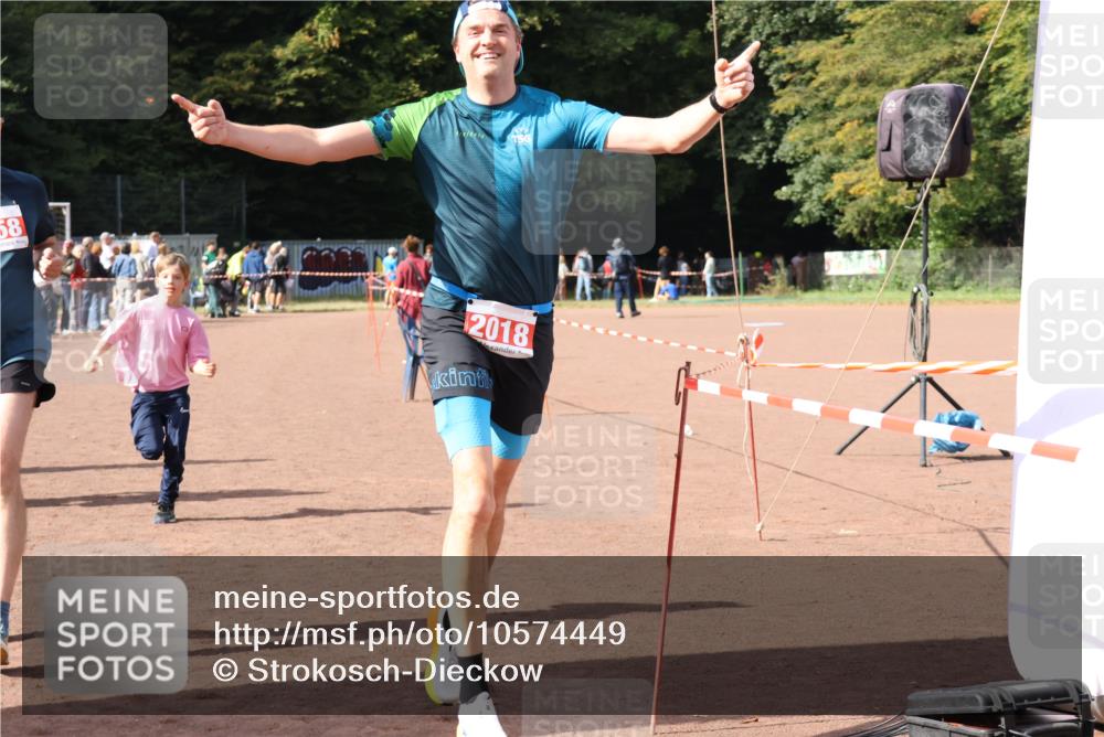 27.09.2026 - 35. Volkslauf durch das schöne Alstertal Strokosch-Dieckow http://msf.ph/oto/10574449 27.09.2026 12:28:16 Ziel 2018, 2062, 2063, 2258, 2302 meine-sportfotos.de
