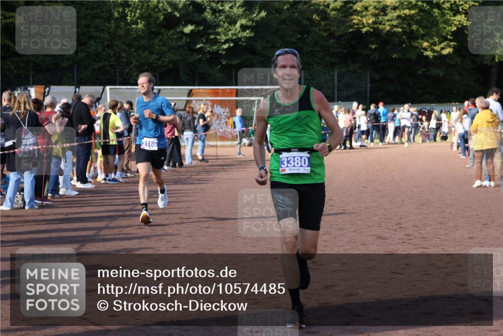27.09.2026 - 35. Volkslauf durch das schöne Alstertal Strokosch-Dieckow http://msf.ph/oto/10574485 27.09.2026 11:20:23 Ziel 3166, 3306, 3380 meine-sportfotos.de