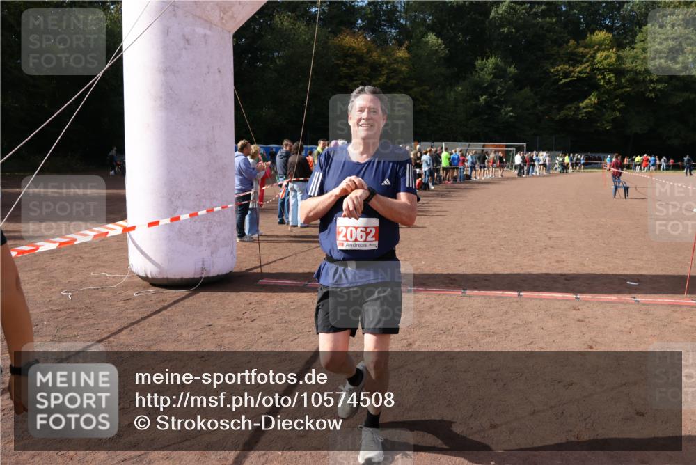 27.09.2026 - 35. Volkslauf durch das schöne Alstertal Strokosch-Dieckow http://msf.ph/oto/10574508 27.09.2026 12:28:20 Ziel 2062, 2063, 2258 meine-sportfotos.de