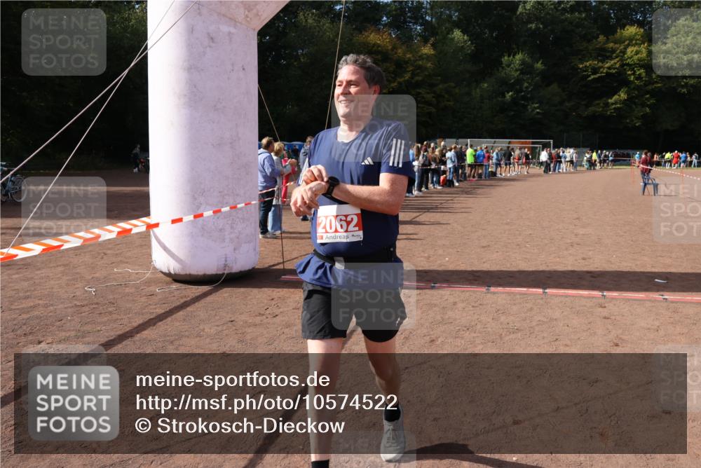 27.09.2026 - 35. Volkslauf durch das schöne Alstertal Strokosch-Dieckow http://msf.ph/oto/10574522 27.09.2026 12:28:20 Ziel 2062, 2063, 2258 meine-sportfotos.de