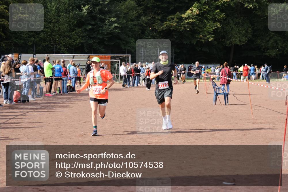27.09.2026 - 35. Volkslauf durch das schöne Alstertal Strokosch-Dieckow http://msf.ph/oto/10574538 27.09.2026 12:28:45 Ziel 2169, 2170, 2360 meine-sportfotos.de