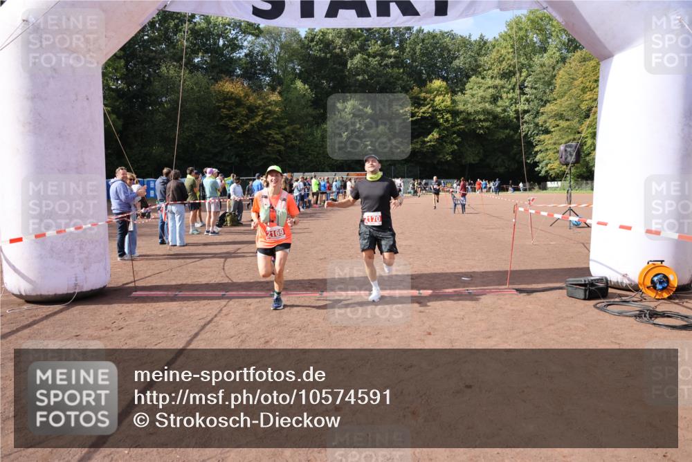 27.09.2026 - 35. Volkslauf durch das schöne Alstertal Strokosch-Dieckow http://msf.ph/oto/10574591 27.09.2026 12:28:46 Ziel 2169, 2170, 2360 meine-sportfotos.de