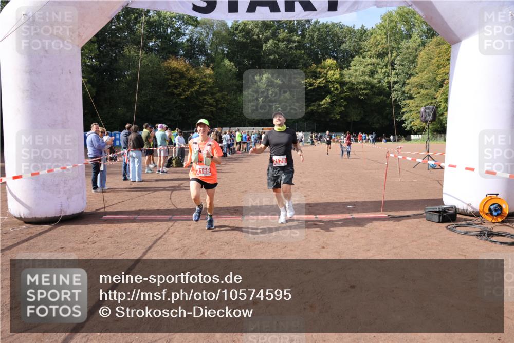 27.09.2026 - 35. Volkslauf durch das schöne Alstertal Strokosch-Dieckow http://msf.ph/oto/10574595 27.09.2026 12:28:46 Ziel 2169, 2170, 2360 meine-sportfotos.de