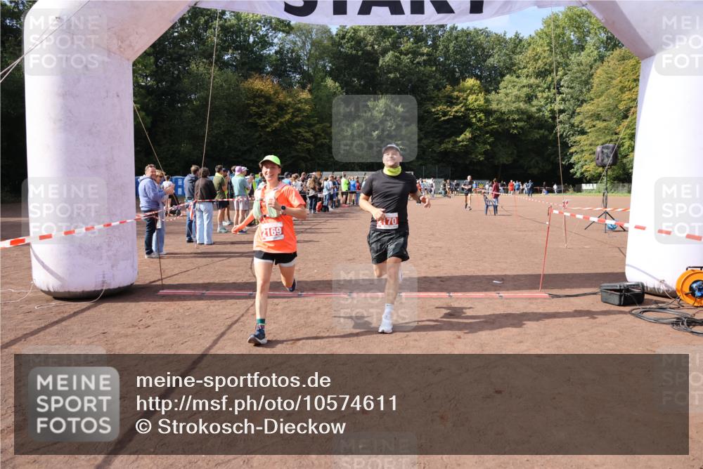 27.09.2026 - 35. Volkslauf durch das schöne Alstertal Strokosch-Dieckow http://msf.ph/oto/10574611 27.09.2026 12:28:47 Ziel 2169, 2170, 2360 meine-sportfotos.de