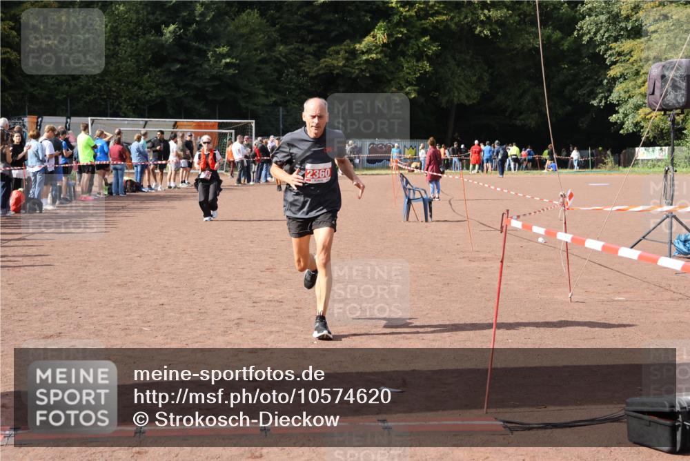 27.09.2026 - 35. Volkslauf durch das schöne Alstertal Strokosch-Dieckow http://msf.ph/oto/10574620 27.09.2026 12:28:52 Ziel 1075, 2360 meine-sportfotos.de