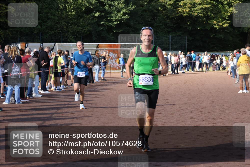 27.09.2026 - 35. Volkslauf durch das schöne Alstertal Strokosch-Dieckow http://msf.ph/oto/10574628 27.09.2026 11:20:23 Ziel 3166, 3306, 3380 meine-sportfotos.de