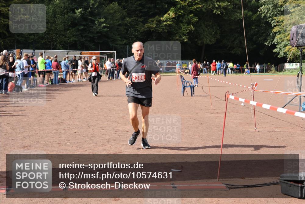 27.09.2026 - 35. Volkslauf durch das schöne Alstertal Strokosch-Dieckow http://msf.ph/oto/10574631 27.09.2026 12:28:52 Ziel 1075, 2360 meine-sportfotos.de