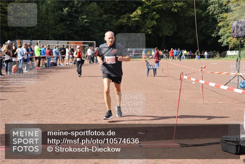 27.09.2026 - 35. Volkslauf durch das schöne Alstertal Strokosch-Dieckow http://msf.ph/oto/10574636 27.09.2026 12:28:52 Ziel 1075, 2360 meine-sportfotos.de