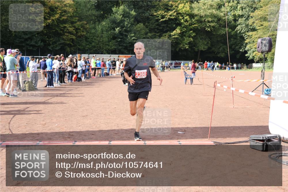 27.09.2026 - 35. Volkslauf durch das schöne Alstertal Strokosch-Dieckow http://msf.ph/oto/10574641 27.09.2026 12:28:52 Ziel 1075, 2360 meine-sportfotos.de