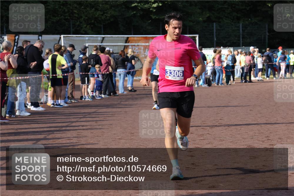 27.09.2026 - 35. Volkslauf durch das schöne Alstertal Strokosch-Dieckow http://msf.ph/oto/10574669 27.09.2026 11:20:20 Ziel 3166, 3306, 3380 meine-sportfotos.de