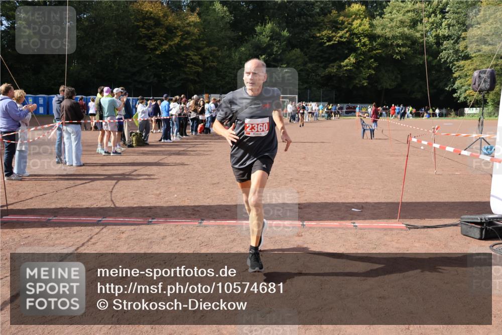 27.09.2026 - 35. Volkslauf durch das schöne Alstertal Strokosch-Dieckow http://msf.ph/oto/10574681 27.09.2026 12:28:53 Ziel 1075, 2360 meine-sportfotos.de