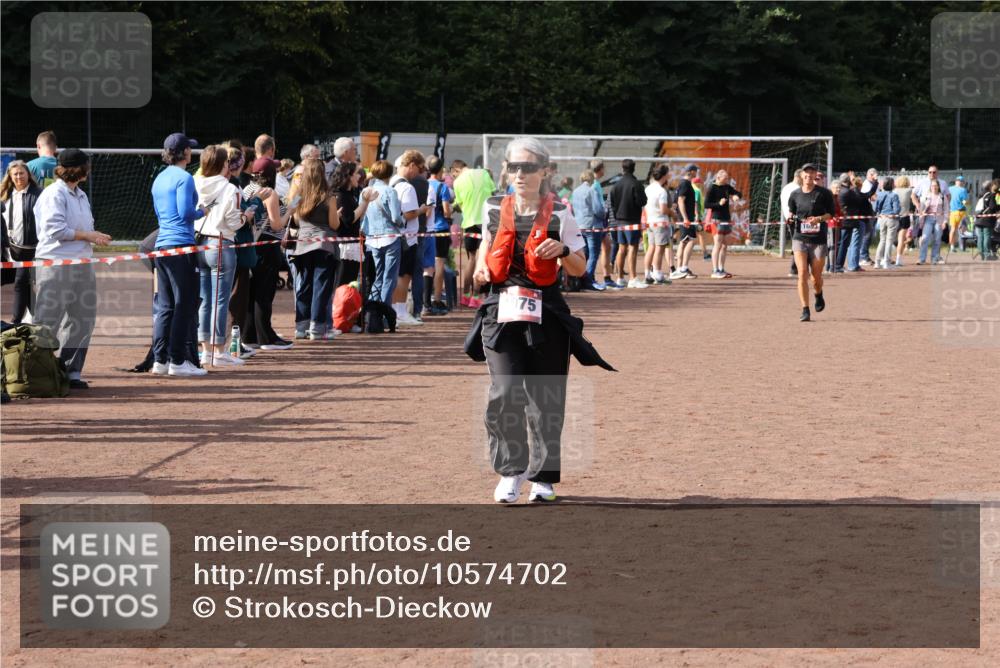 27.09.2026 - 35. Volkslauf durch das schöne Alstertal Strokosch-Dieckow http://msf.ph/oto/10574702 27.09.2026 12:28:56 Ziel 1075, 2360 meine-sportfotos.de