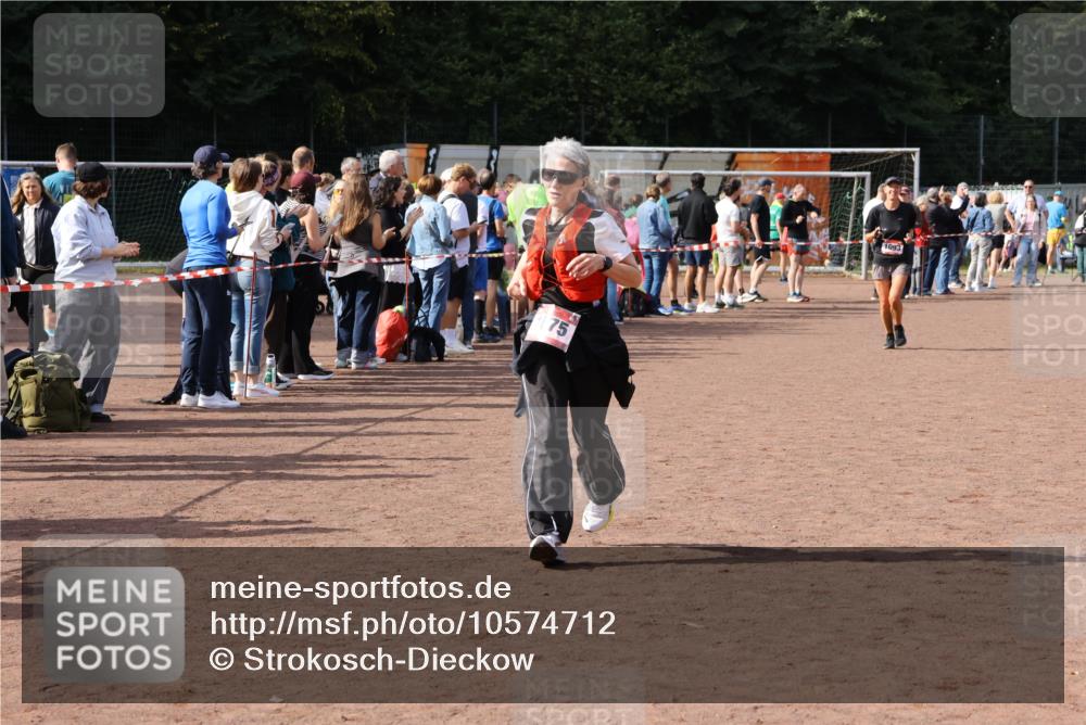 27.09.2026 - 35. Volkslauf durch das schöne Alstertal Strokosch-Dieckow http://msf.ph/oto/10574712 27.09.2026 12:28:56 Ziel 1075, 2360 meine-sportfotos.de