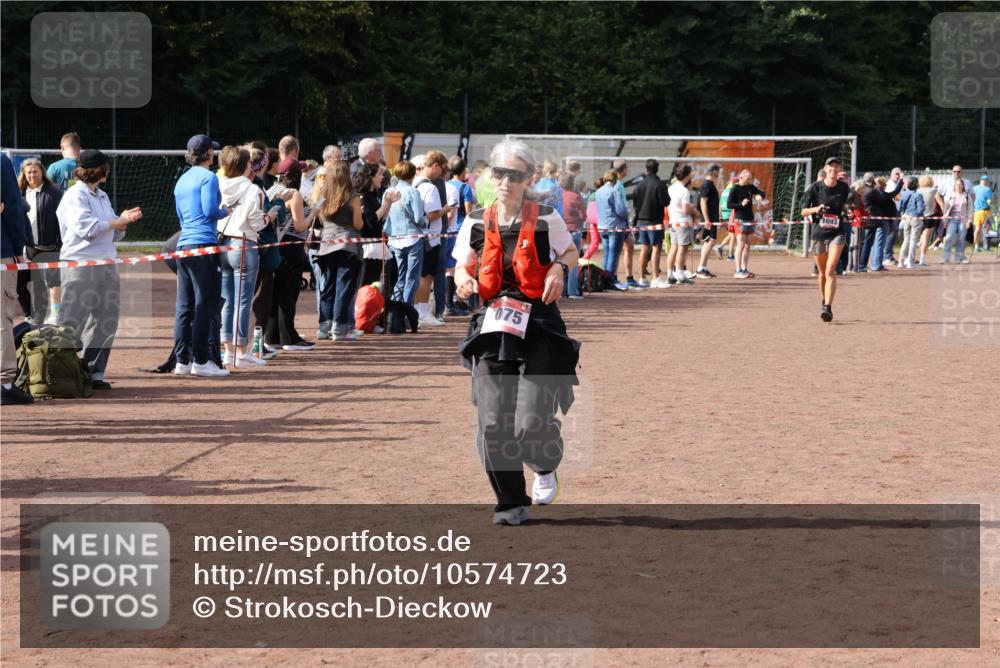 27.09.2026 - 35. Volkslauf durch das schöne Alstertal Strokosch-Dieckow http://msf.ph/oto/10574723 27.09.2026 12:28:56 Ziel 1075, 2360 meine-sportfotos.de