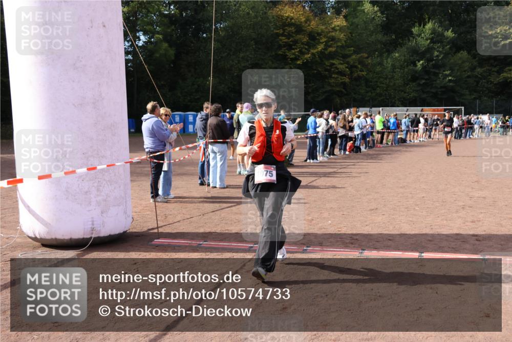 27.09.2026 - 35. Volkslauf durch das schöne Alstertal Strokosch-Dieckow http://msf.ph/oto/10574733 27.09.2026 12:28:58 Ziel 1075, 1093 meine-sportfotos.de