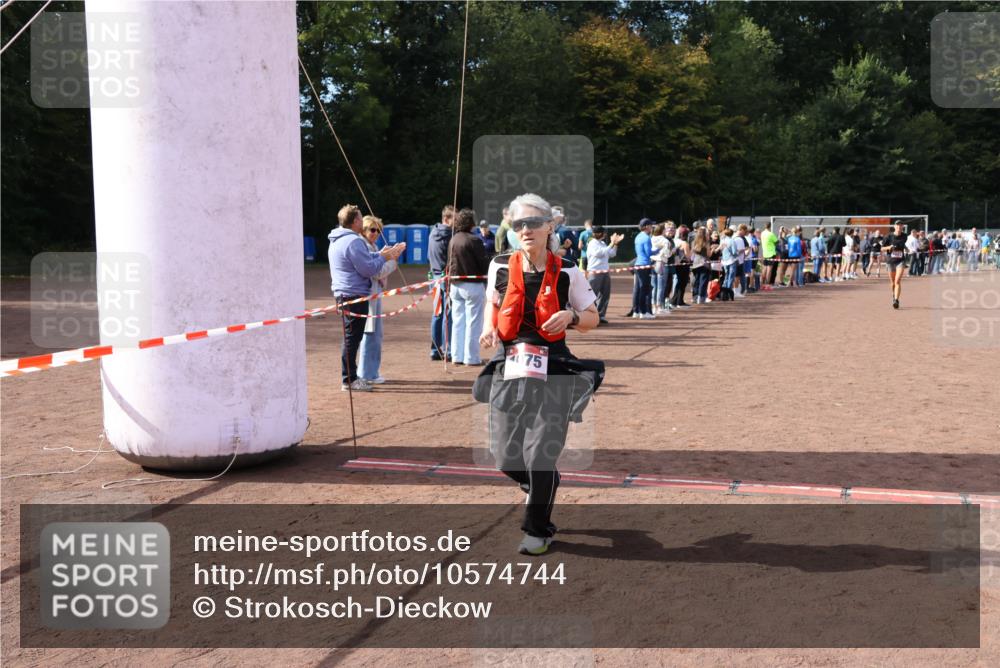 27.09.2026 - 35. Volkslauf durch das schöne Alstertal Strokosch-Dieckow http://msf.ph/oto/10574744 27.09.2026 12:28:58 Ziel 1075, 1093 meine-sportfotos.de