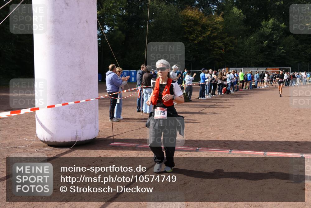 27.09.2026 - 35. Volkslauf durch das schöne Alstertal Strokosch-Dieckow http://msf.ph/oto/10574749 27.09.2026 12:28:59 Ziel 1075, 1093 meine-sportfotos.de
