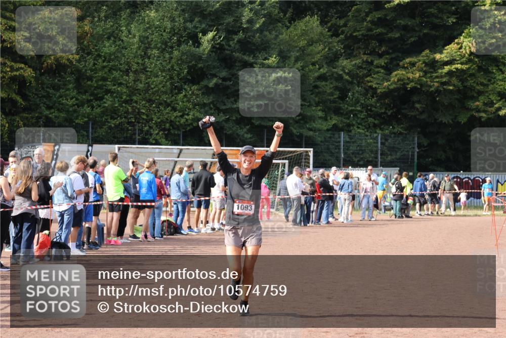 27.09.2026 - 35. Volkslauf durch das schöne Alstertal Strokosch-Dieckow http://msf.ph/oto/10574759 27.09.2026 12:29:02 Ziel 1093 meine-sportfotos.de