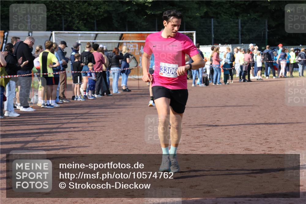 27.09.2026 - 35. Volkslauf durch das schöne Alstertal Strokosch-Dieckow http://msf.ph/oto/10574762 27.09.2026 11:20:20 Ziel 3166, 3306, 3380 meine-sportfotos.de