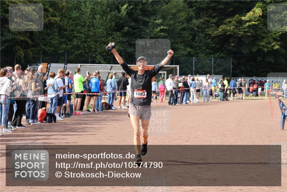 27.09.2026 - 35. Volkslauf durch das schöne Alstertal Strokosch-Dieckow http://msf.ph/oto/10574790 27.09.2026 12:29:03 Ziel 1093 meine-sportfotos.de