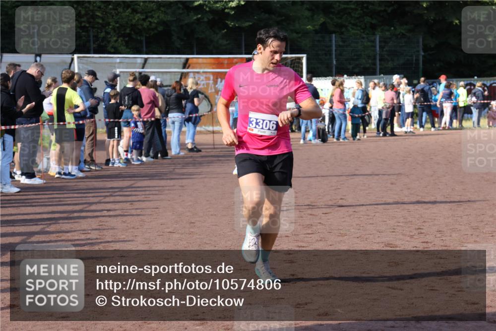 27.09.2026 - 35. Volkslauf durch das schöne Alstertal Strokosch-Dieckow http://msf.ph/oto/10574806 27.09.2026 11:20:20 Ziel 3166, 3306, 3380 meine-sportfotos.de