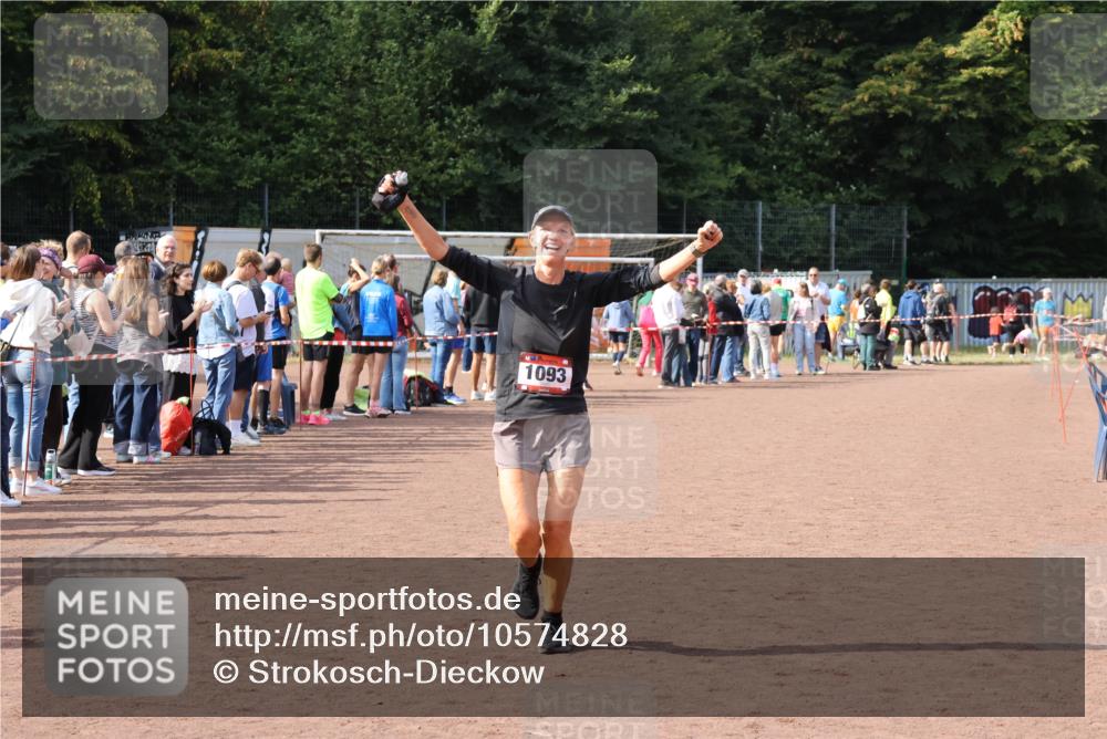27.09.2026 - 35. Volkslauf durch das schöne Alstertal Strokosch-Dieckow http://msf.ph/oto/10574828 27.09.2026 12:29:03 Ziel 1093 meine-sportfotos.de
