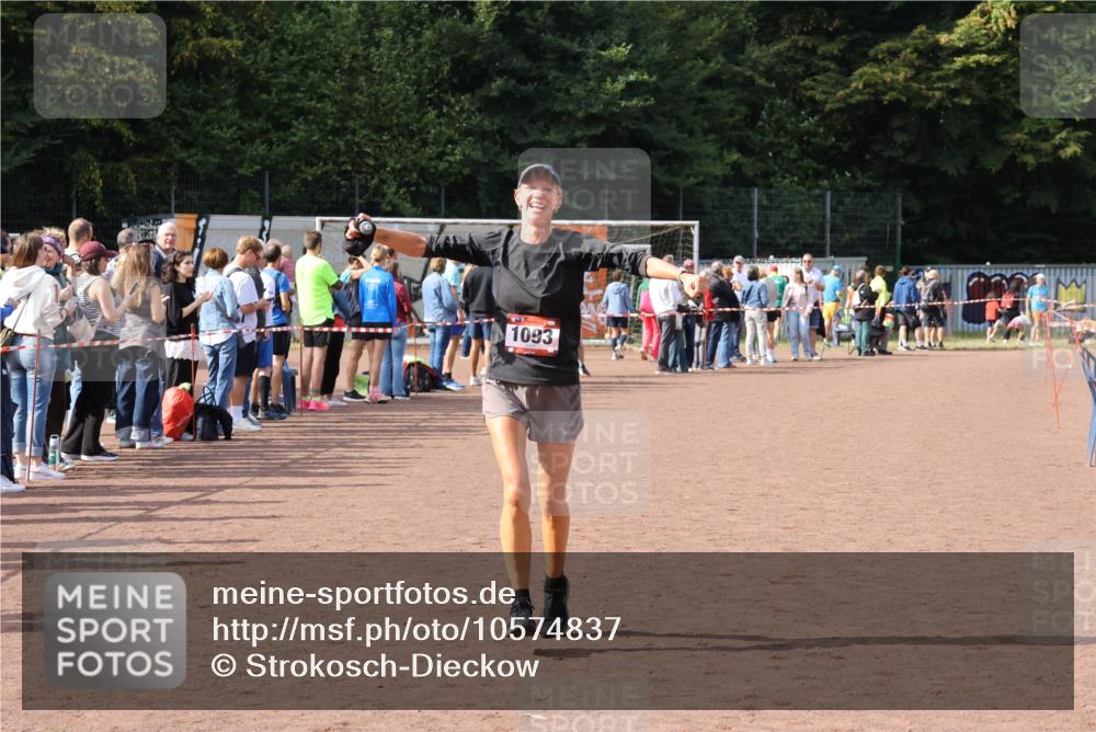 27.09.2026 - 35. Volkslauf durch das schöne Alstertal Strokosch-Dieckow http://msf.ph/oto/10574837 27.09.2026 12:29:03 Ziel 1093 meine-sportfotos.de