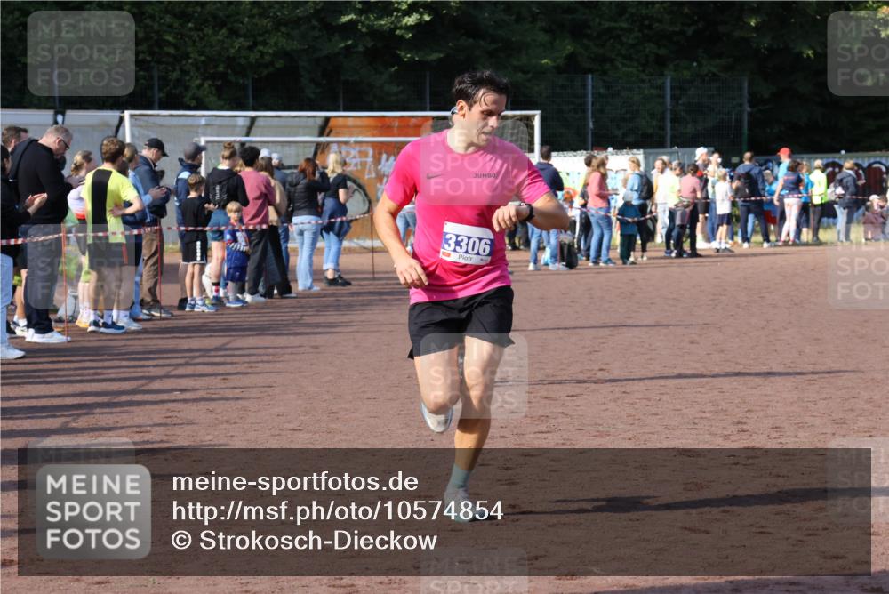 27.09.2026 - 35. Volkslauf durch das schöne Alstertal Strokosch-Dieckow http://msf.ph/oto/10574854 27.09.2026 11:20:20 Ziel 3166, 3306, 3380 meine-sportfotos.de