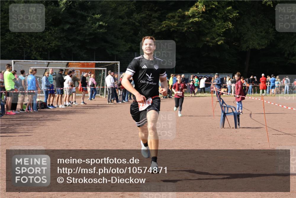 27.09.2026 - 35. Volkslauf durch das schöne Alstertal Strokosch-Dieckow http://msf.ph/oto/10574871 27.09.2026 12:29:16 Ziel 2274, 2362 meine-sportfotos.de