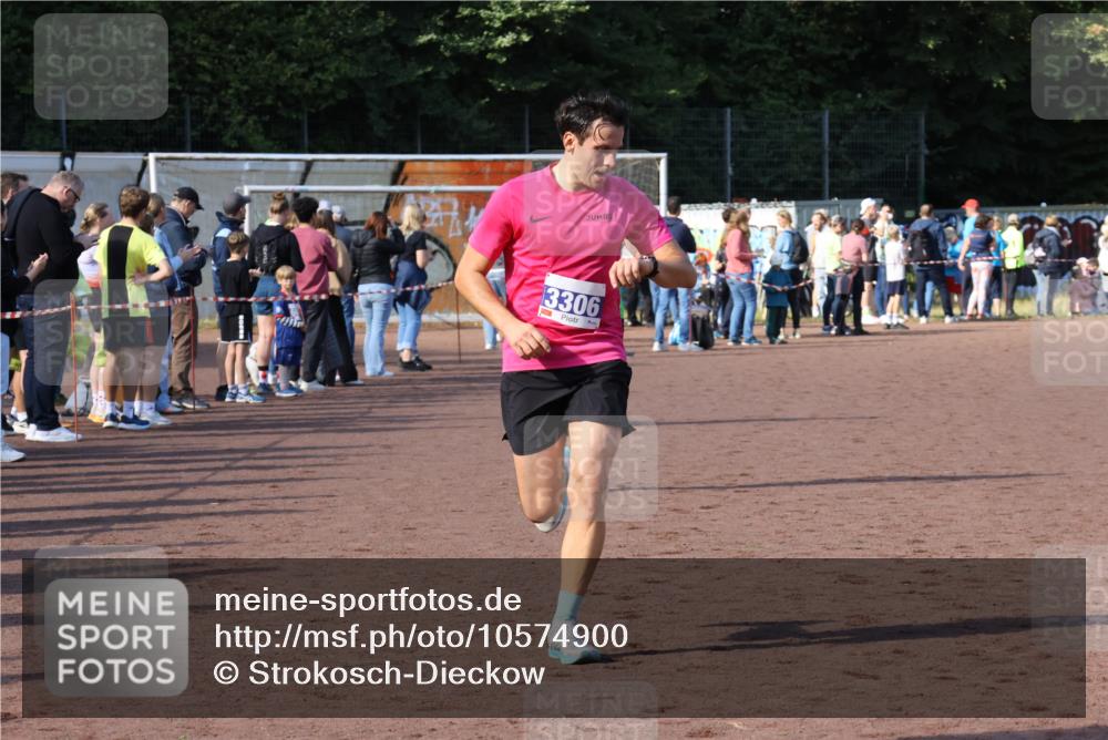 27.09.2026 - 35. Volkslauf durch das schöne Alstertal Strokosch-Dieckow http://msf.ph/oto/10574900 27.09.2026 11:20:20 Ziel 3166, 3306, 3380 meine-sportfotos.de