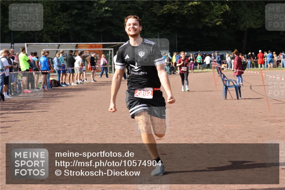 27.09.2026 - 35. Volkslauf durch das schöne Alstertal Strokosch-Dieckow http://msf.ph/oto/10574904 27.09.2026 12:29:16 Ziel 2274, 2362 meine-sportfotos.de