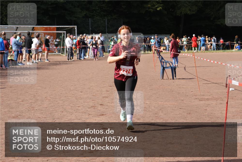 27.09.2026 - 35. Volkslauf durch das schöne Alstertal Strokosch-Dieckow http://msf.ph/oto/10574924 27.09.2026 12:29:22 Ziel 2274 meine-sportfotos.de