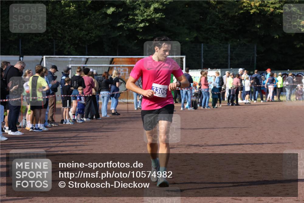27.09.2026 - 35. Volkslauf durch das schöne Alstertal Strokosch-Dieckow http://msf.ph/oto/10574982 27.09.2026 11:20:20 Ziel 3166, 3306, 3380 meine-sportfotos.de