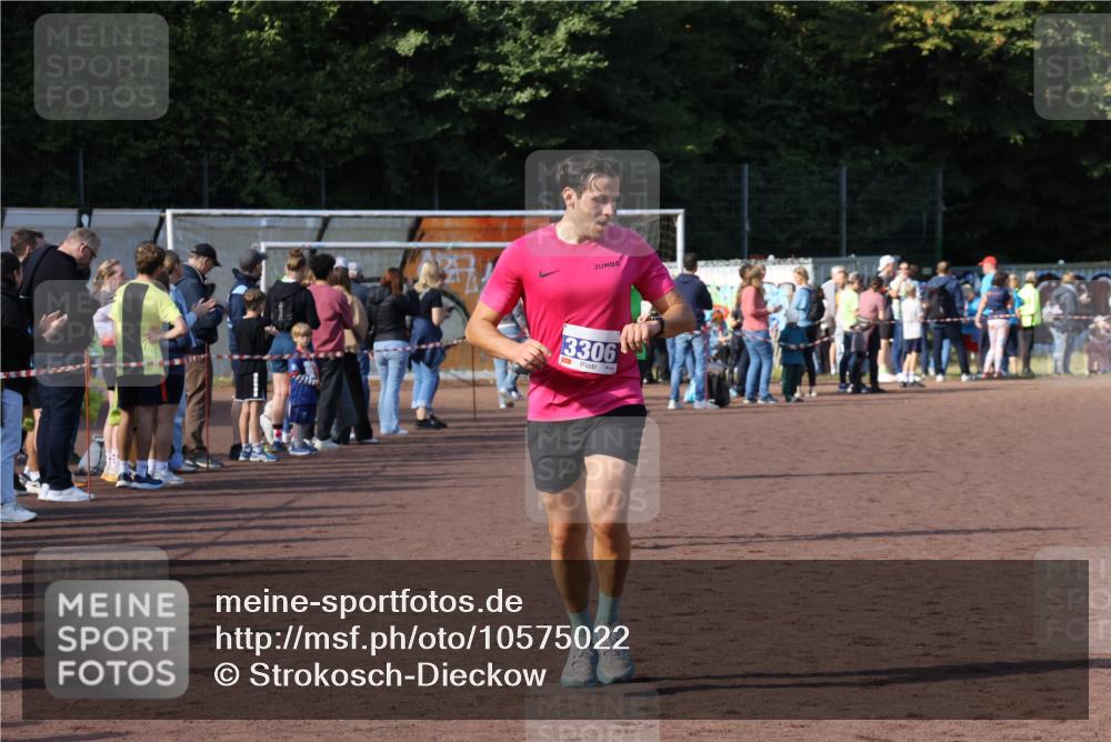 27.09.2026 - 35. Volkslauf durch das schöne Alstertal Strokosch-Dieckow http://msf.ph/oto/10575022 27.09.2026 11:20:20 Ziel 3166, 3306, 3380 meine-sportfotos.de