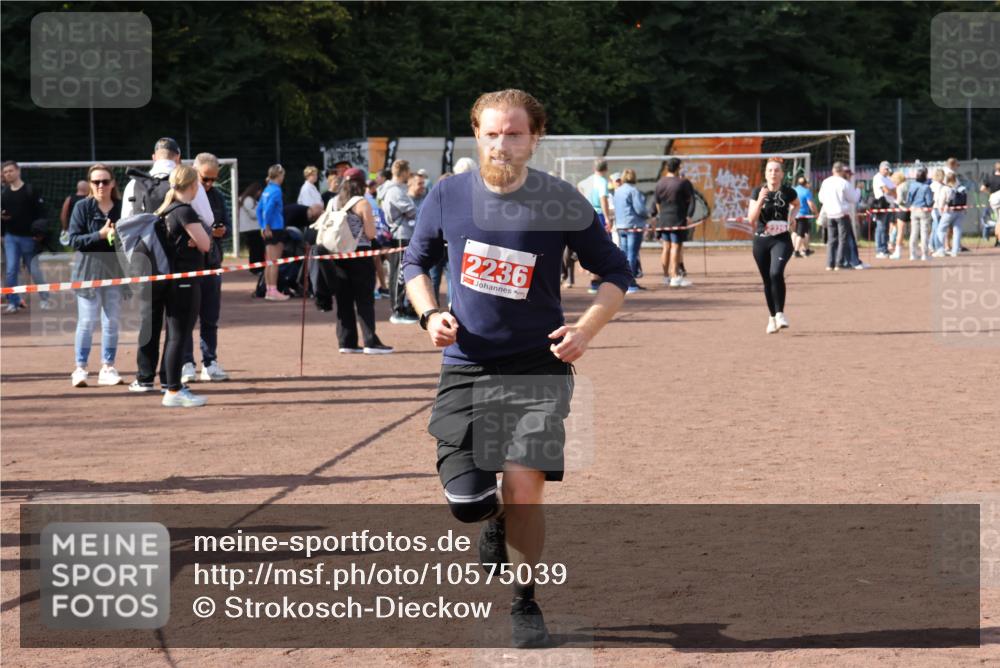 27.09.2026 - 35. Volkslauf durch das schöne Alstertal Strokosch-Dieckow http://msf.ph/oto/10575039 27.09.2026 12:34:10 Ziel 2236, 2329 meine-sportfotos.de