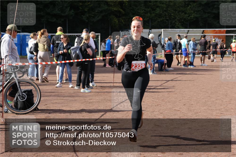 27.09.2026 - 35. Volkslauf durch das schöne Alstertal Strokosch-Dieckow http://msf.ph/oto/10575043 27.09.2026 12:34:16 Ziel 2329 meine-sportfotos.de
