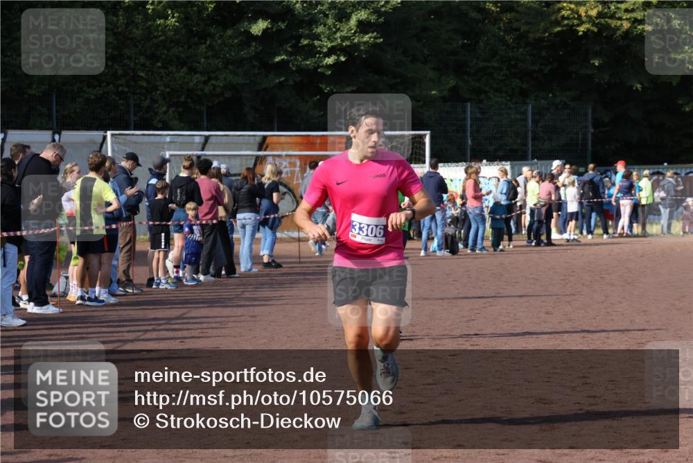 27.09.2026 - 35. Volkslauf durch das schöne Alstertal Strokosch-Dieckow http://msf.ph/oto/10575066 27.09.2026 11:20:20 Ziel 3166, 3306, 3380 meine-sportfotos.de